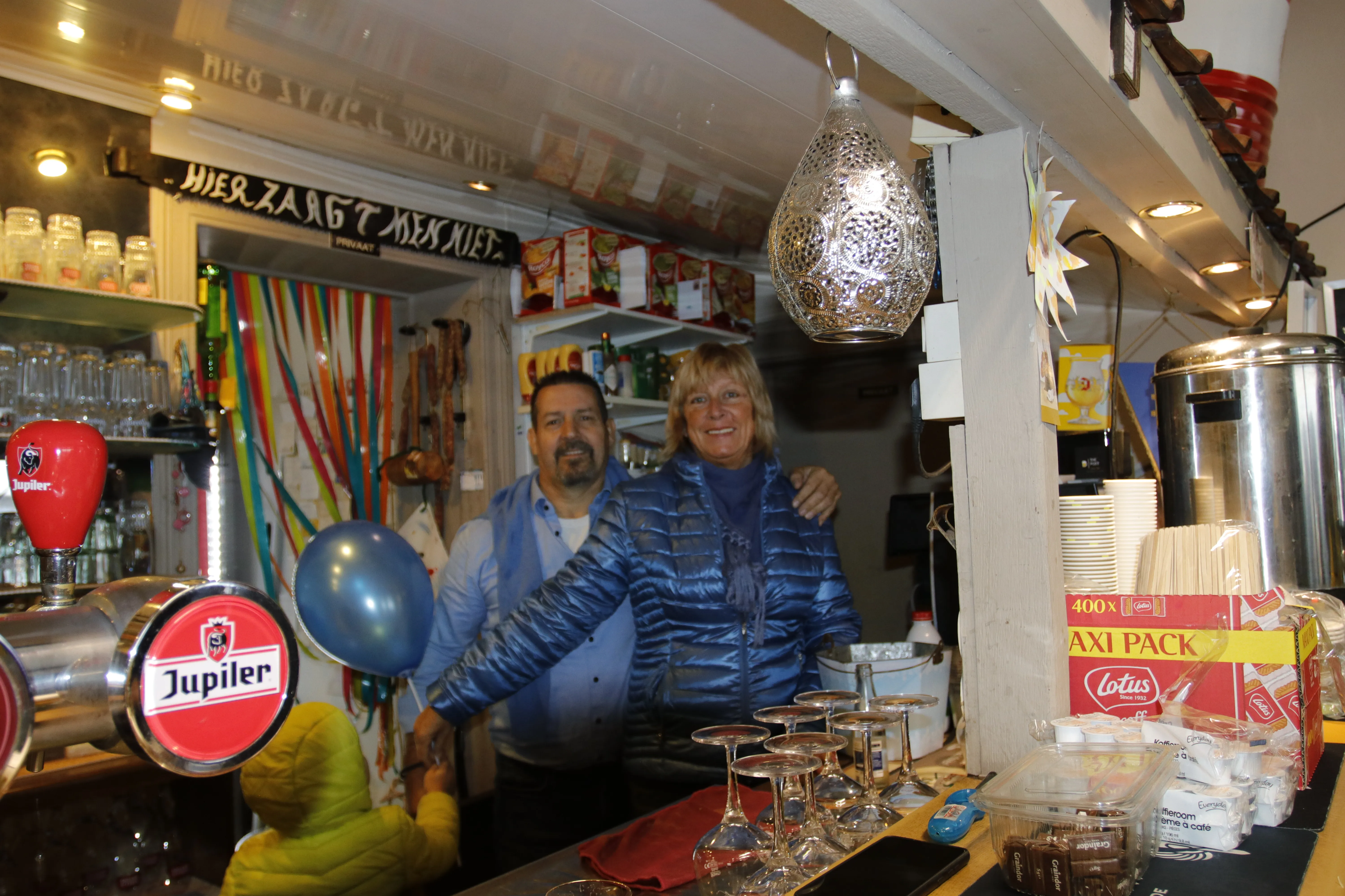 achter een bar aan het poseren voor een foto